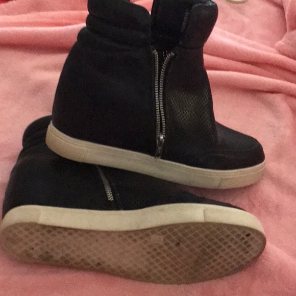 Women’s wedge heel bootie. - Picture 4 of 5